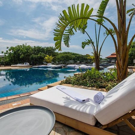 Отель The Capital Zimbali Баллито Экстерьер фото The pool at the hotel