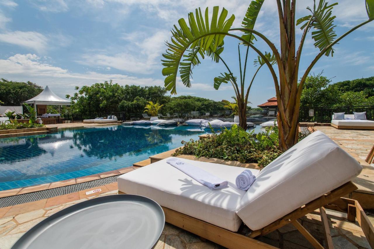 Отель The Capital Zimbali Баллито Экстерьер фото The pool at the hotel