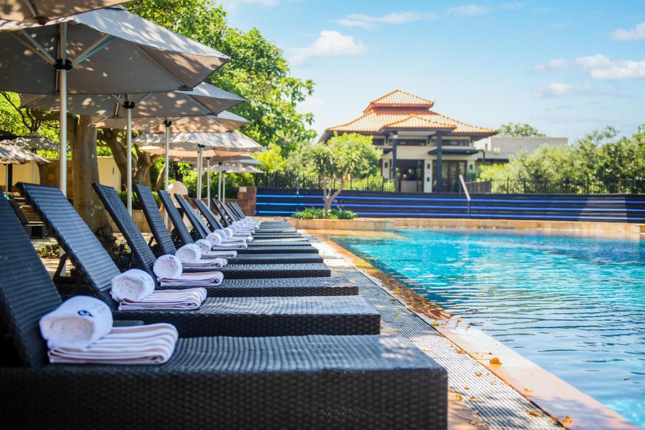Отель The Capital Zimbali Баллито Экстерьер фото The swimming pool at the hotel