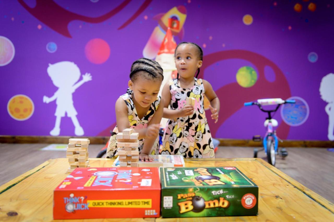 Отель The Capital Zimbali Баллито Экстерьер фото Two children playing with board games