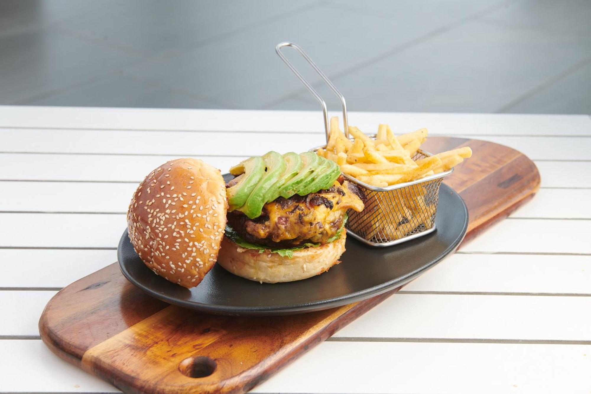 Отель The Capital Zimbali Баллито Экстерьер фото A vegan burger with avocado and chips