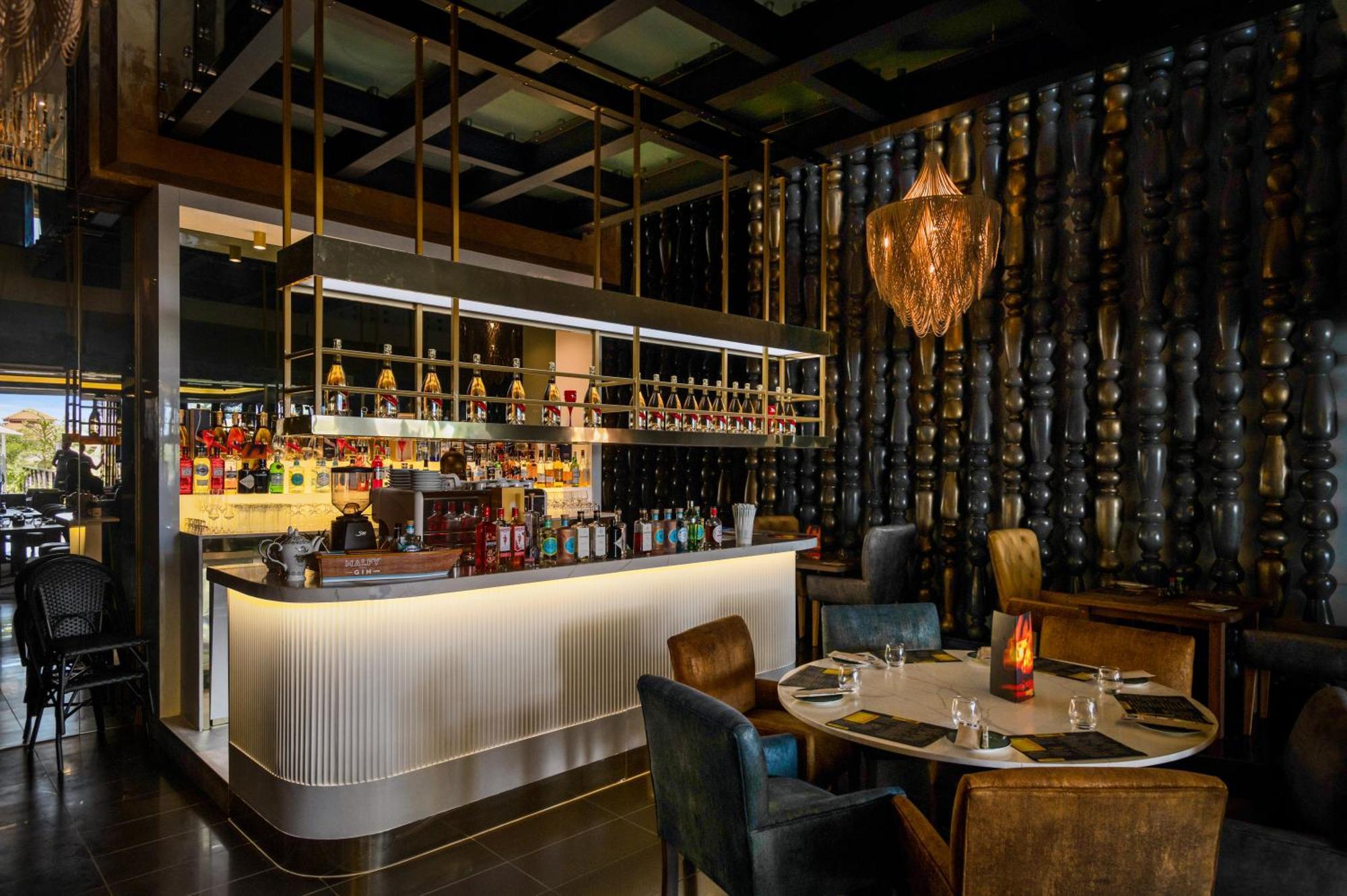 Отель The Capital Zimbali Баллито Экстерьер фото The bar at the restaurant